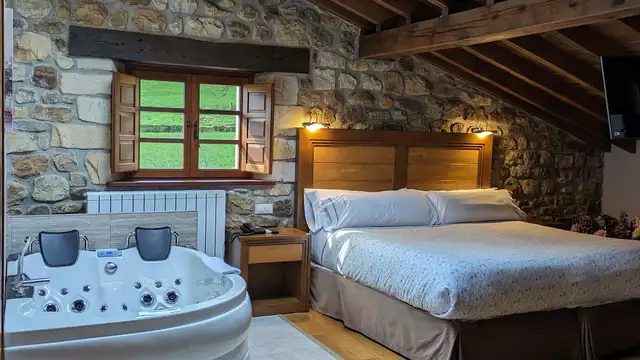 Escapade romantique avec petit-déjeuner, cava et décoration pour profiter en couple.