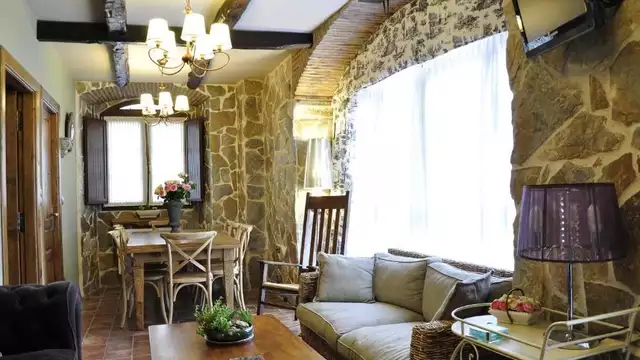 Escapada romántica en suite con jacuzzi en habitación y cava en entorno idílico