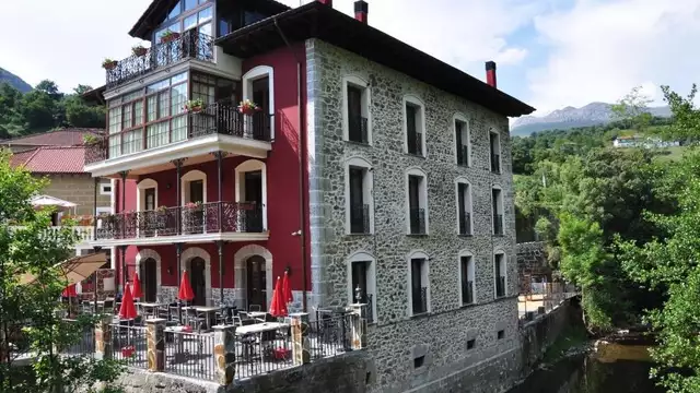 Escapada romántica en suite con jacuzzi en habitación y cava en entorno idílico