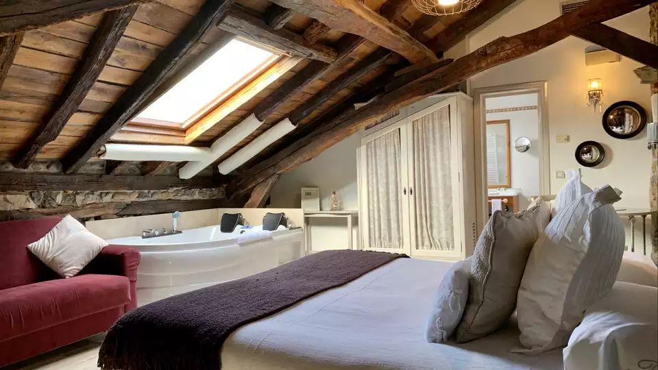 Especial parejas con cava y ambiente romantico con jacuzzi en la habitacion