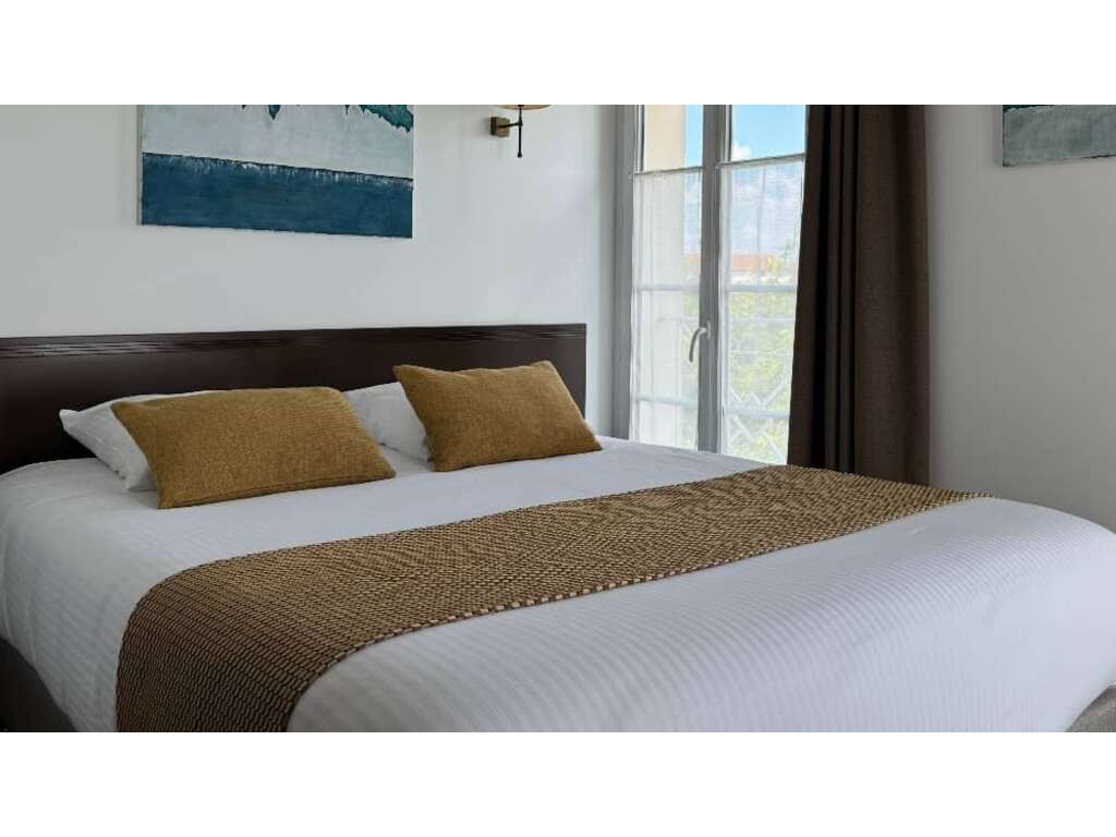 Séjour en amoureux à Saujon dans un hôtel de charme avec champagne et roses - 3* - 14