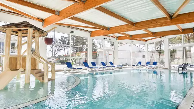 Détente dans un coin de paradis, avec piscine chauffée à quelques mètres de la plage, en Vendée