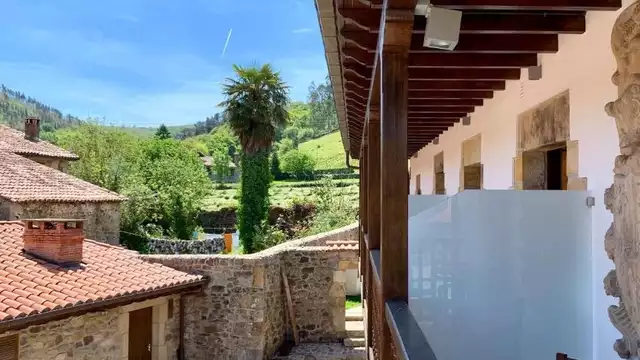 Escapade romantique avec petit-déjeuner, cava et décoration pour profiter en couple.