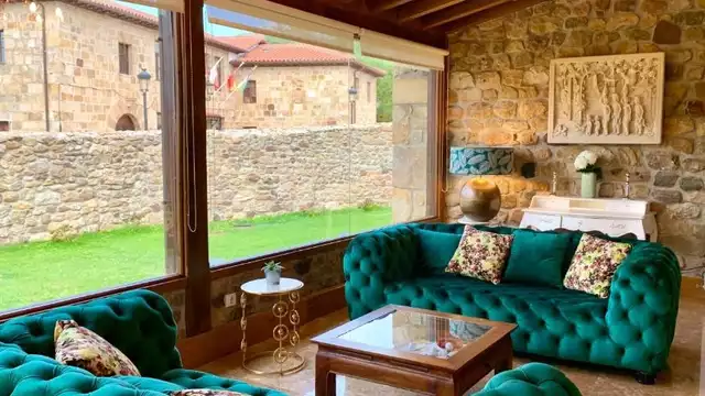 Escapade romantique avec petit-déjeuner, cava et décoration pour profiter en couple.