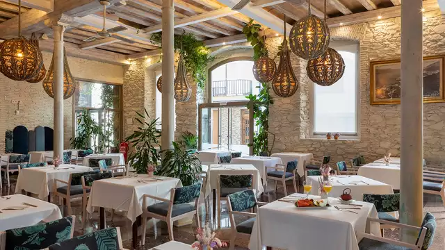 Especial Deluxe con cena gourmet, decoración romántica y bañera hidromasaje