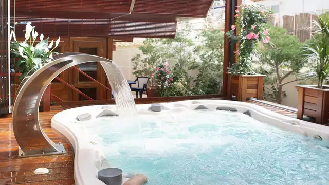 Especial Deluxe con cena gourmet, decoración romántica y bañera hidromasaje