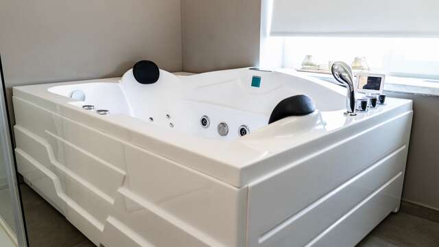 Weekend di coccole a Oostburg: suite con jacuzzi privato per 4 persone
