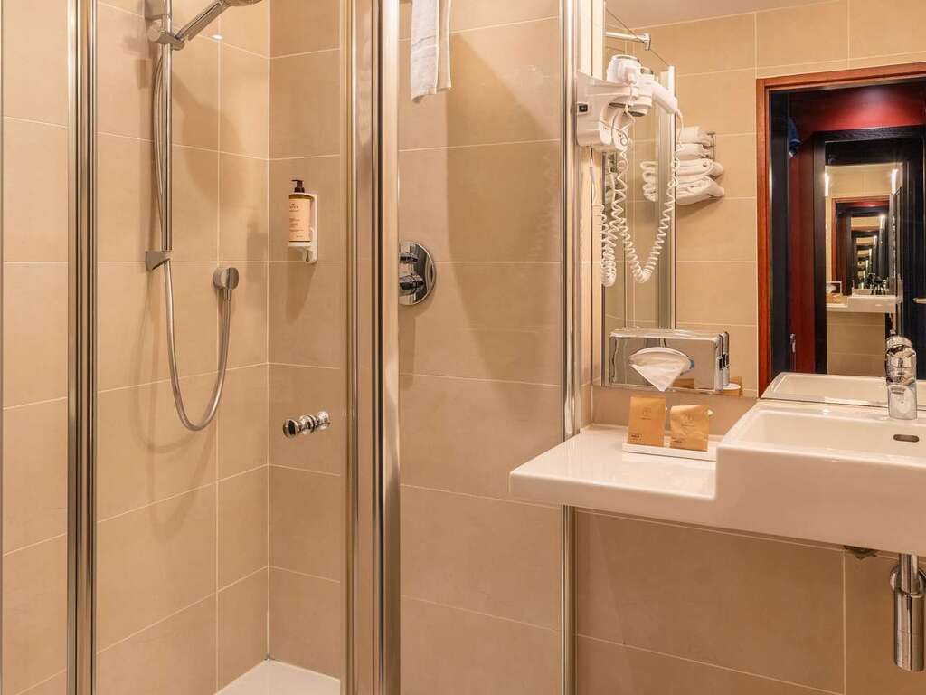 Séjour en chambre supérieure avec parking inclus au coeur de Bordeaux - 4* - image 20