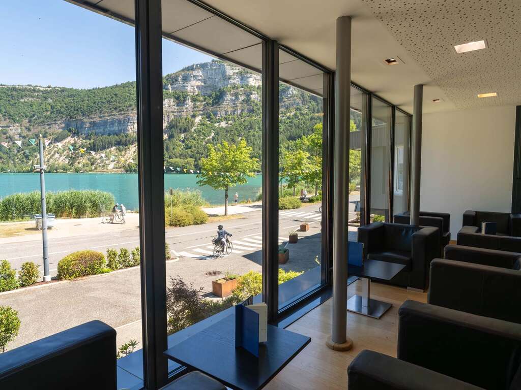 Escapade romantique avec diner et bulles à Nantua - 3* - 5