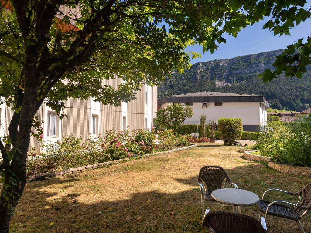 Escapade romantique avec diner et bulles à Nantua - 3* - 10