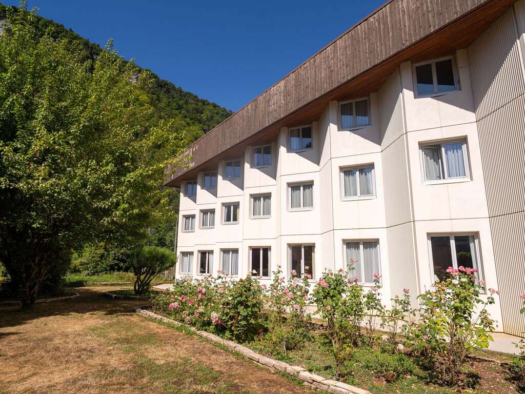 Escapade romantique avec diner et bulles à Nantua - 3* - 4