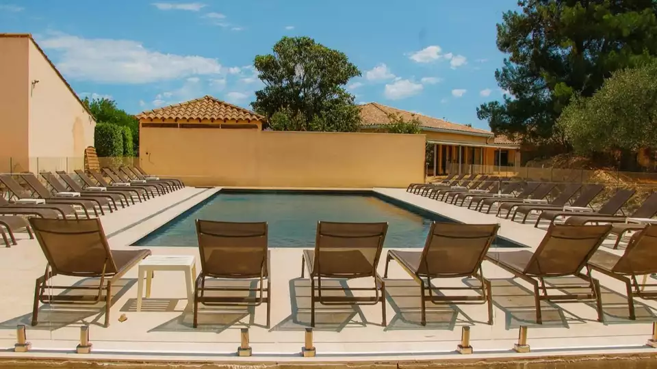 Escapade avec cocktails roses et parking offert a Avignon