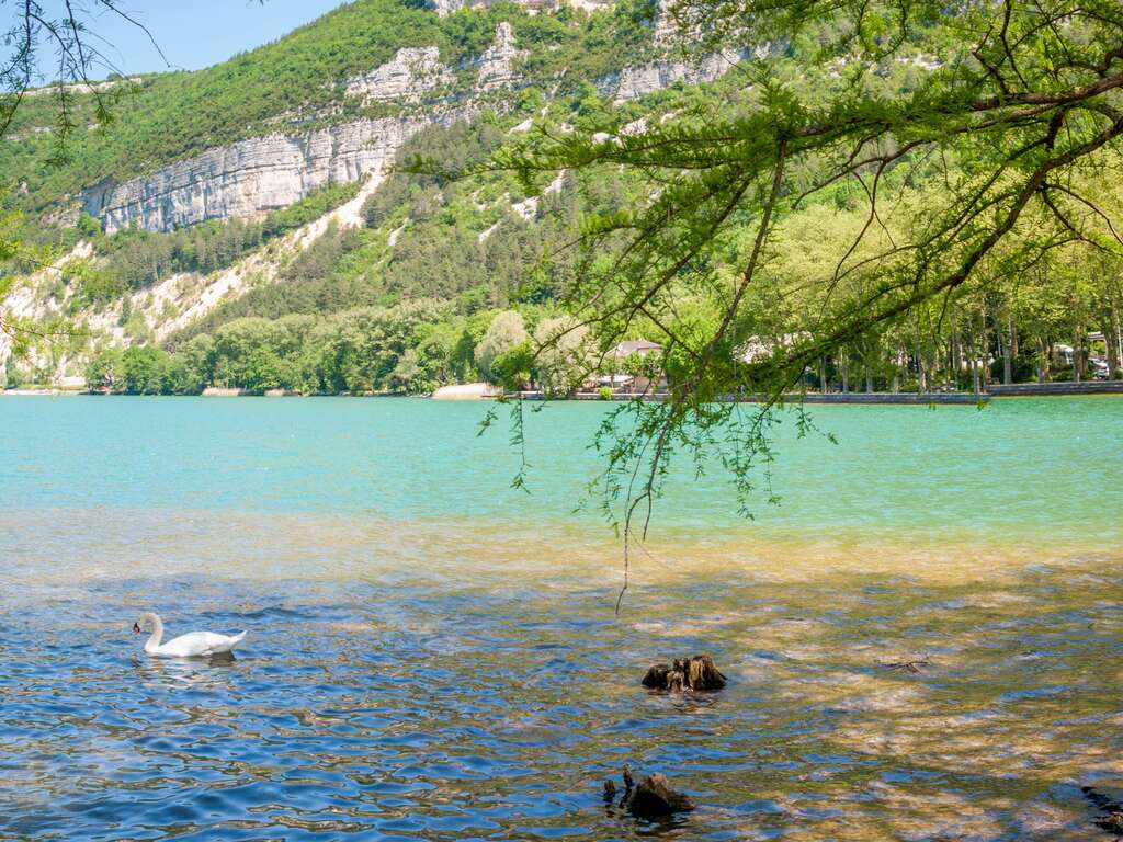 Escapade romantique avec diner et bulles à Nantua - 3* - 11