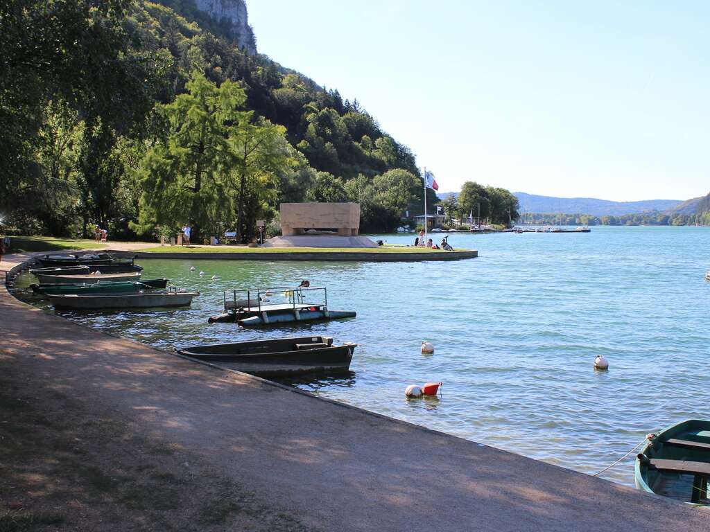 Escapade romantique avec diner et bulles à Nantua - 3* - 16