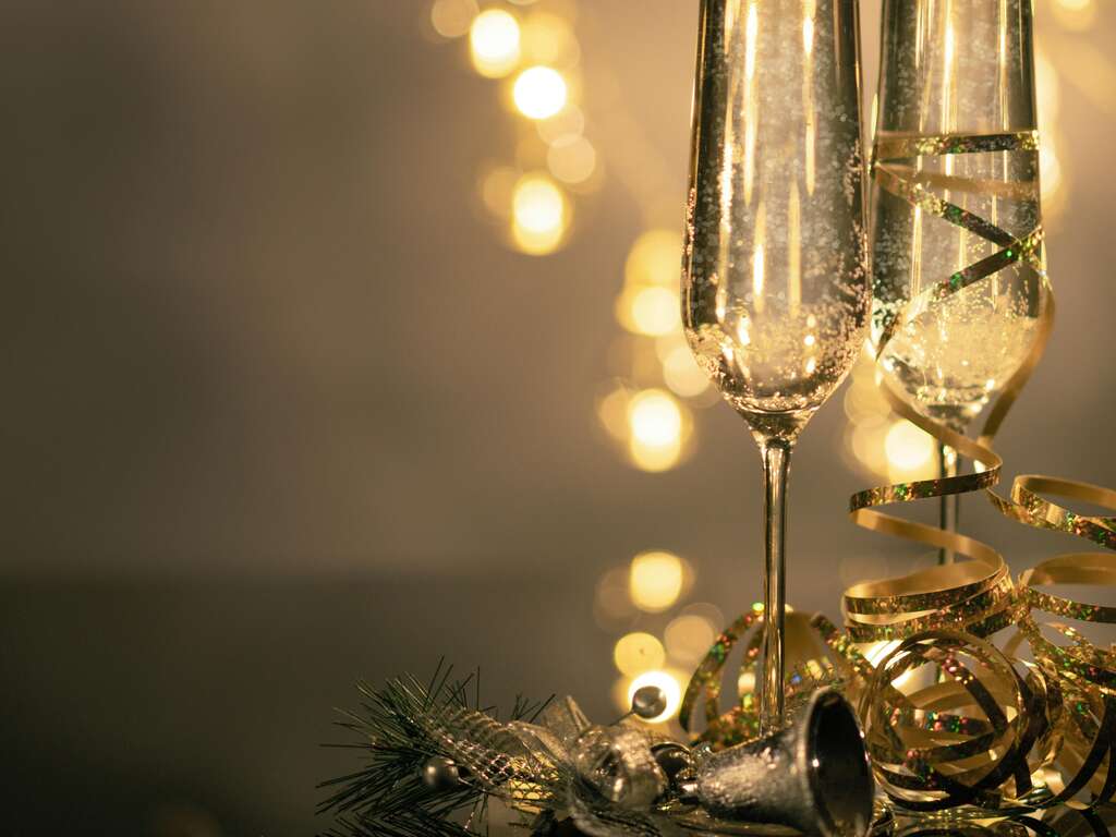 Nouvel An Étincelant : Soirée Bulles et Nuit Confort à La Louvière - 4*