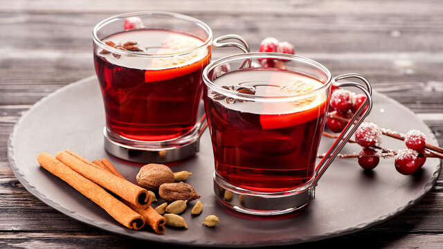 Ontvangst met warme chocolademelk of Glühwein met een stuk kerstbrood voor 2 volwassenen