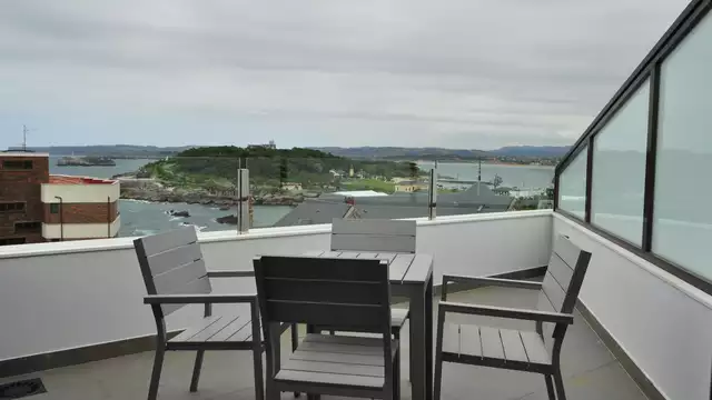 Enamórate frente la playa del Sardinero en habitación con terraza y botella de cava