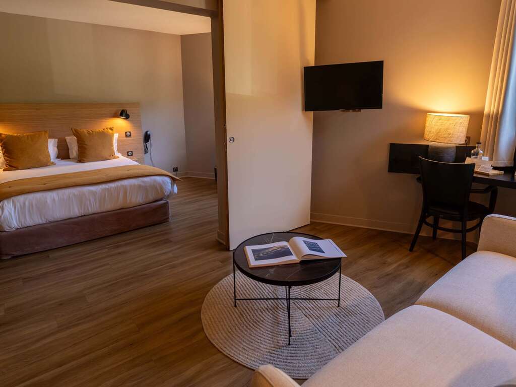 Escapade romantique avec diner et bulles à Nantua - 3* - 20