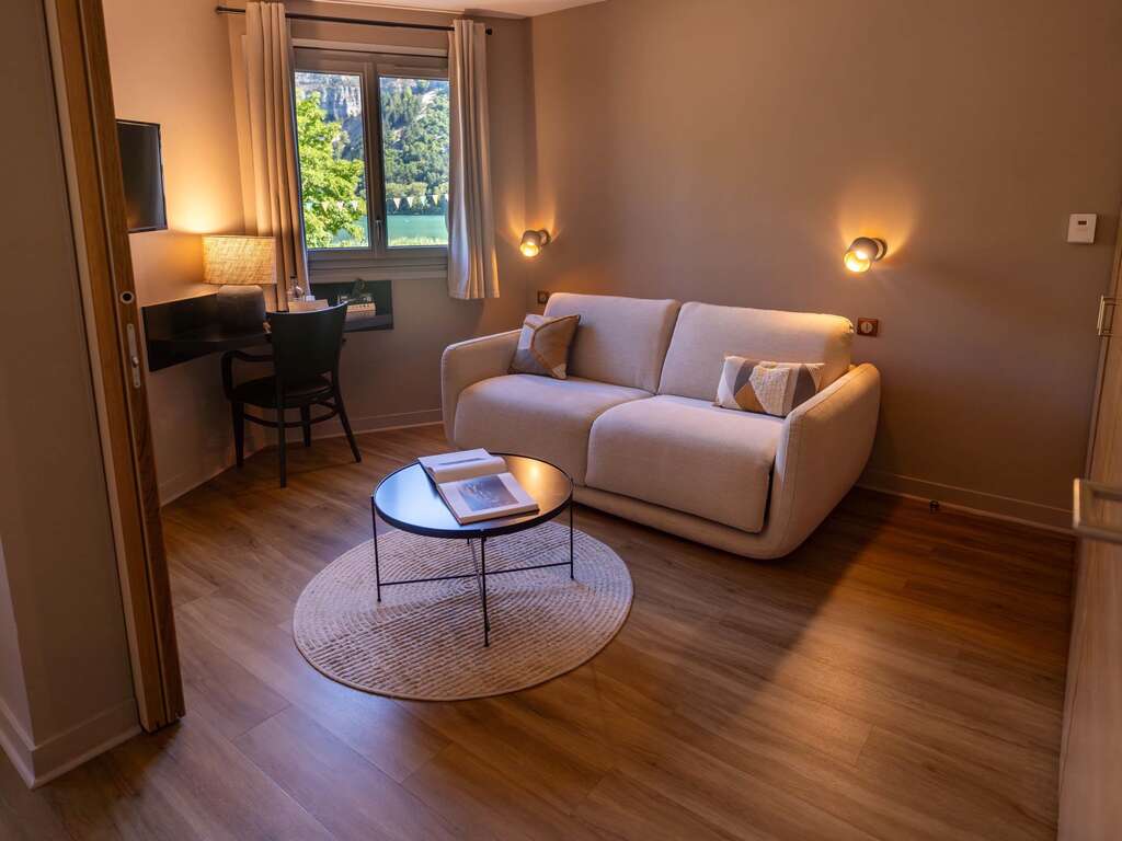 Escapade romantique avec diner et bulles à Nantua - 3* - 17