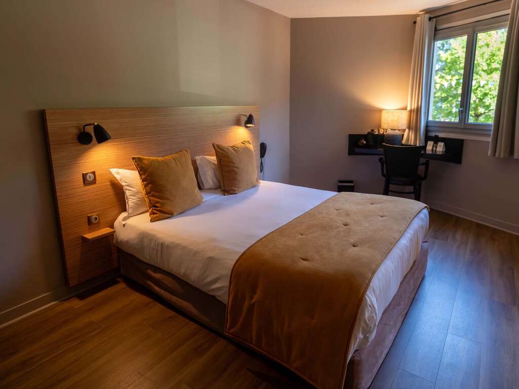 Escapade romantique avec diner et bulles à Nantua - 3* - 21