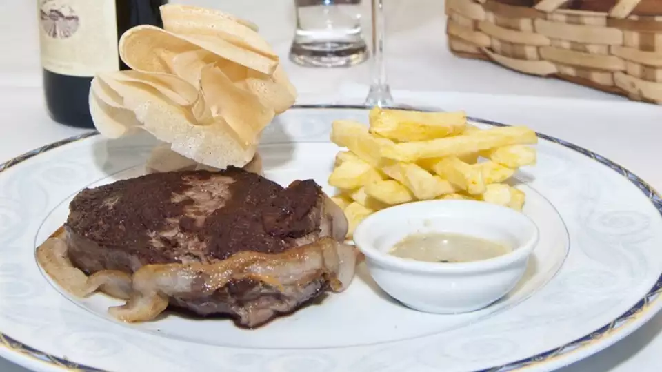 Escapada con cena tipica cantabra en los Picos de Europa y visita guiada a la orujera