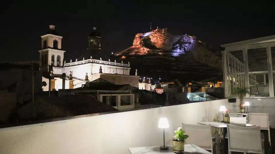 Spa Lovers en la mejor terraza de Alicante con acceso al spa y botella de cava