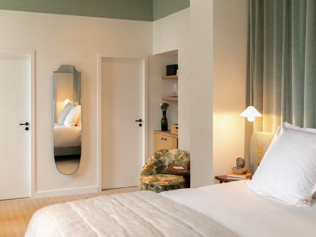 Immersion Romantique en Bourgogne : Nuitée au Coeur des Vignes avec Dégustation de Vins - 4* - 14