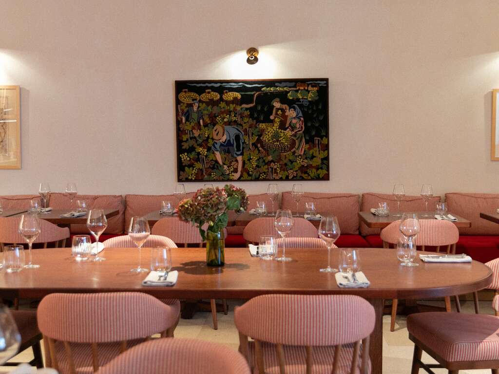 Immersion Romantique en Bourgogne : Nuitée au Coeur des Vignes avec Dégustation de Vins - 4* - 9