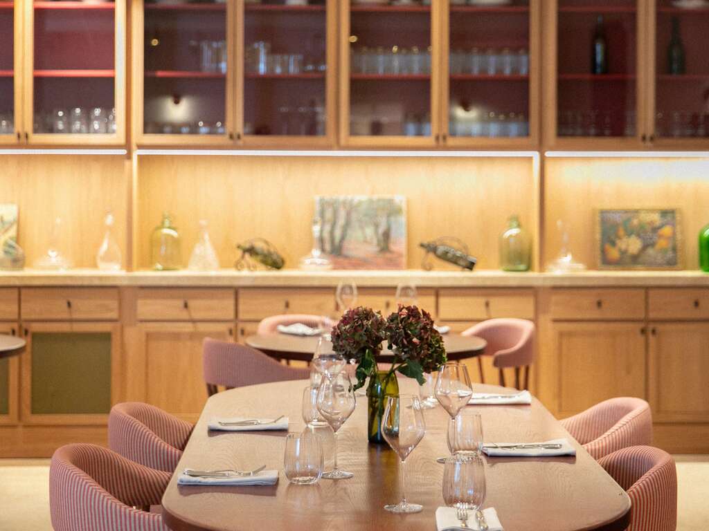 Immersion Romantique en Bourgogne : Nuitée au Coeur des Vignes avec Dégustation de Vins - 4* - 10