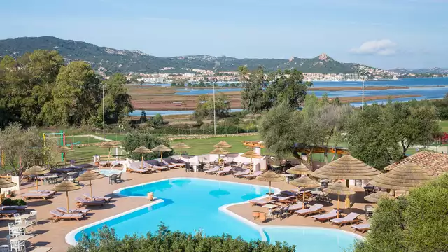 Vacances en chambre triple avec demi-pension en Sardaigne