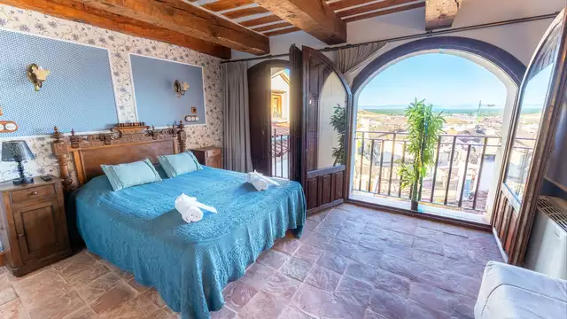 Vacaciones románticas con bañera hidromasaje, cava, bombones y decoración en Cuéllar