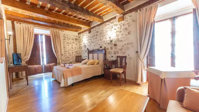 Vacaciones románticas con bañera hidromasaje, cava, bombones y decoración en Cuéllar