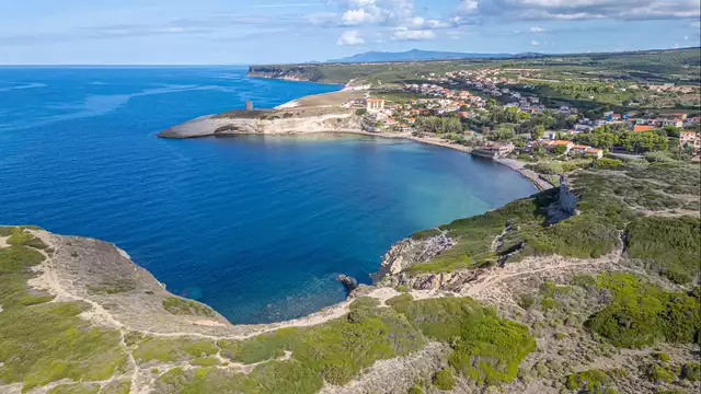 Verblijf met uitzicht op het kristalheldere water van Sardinië met halfpension