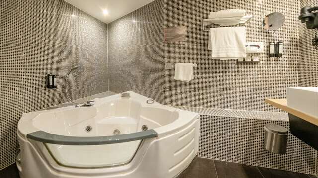 ¡Estancia de bienestar y relajación en una suite con jacuzzi!