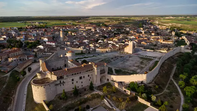 Vacaciones románticas con bañera hidromasaje, cava, bombones y decoración en Cuéllar