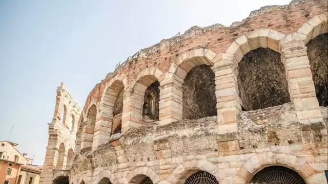 Découvrez Vérone en séjournant dans un hôtel proche de la ville et en incluant l'entrée aux Arènes.