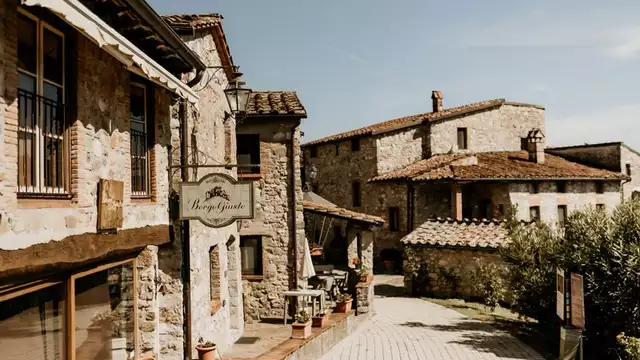 Vacances au cœur des collines toscanes avec dîner inclus.