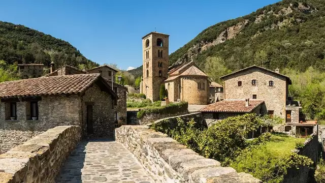 Descubre los Pirineos en hotel con encanto con cena
