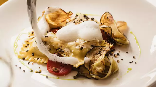 Pernocta elegante y gastronómica en el bosque cerca de Bakkum
