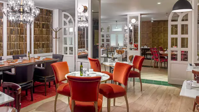 Romantisch uitje met cava en aardbeien met chocolade op de kamer