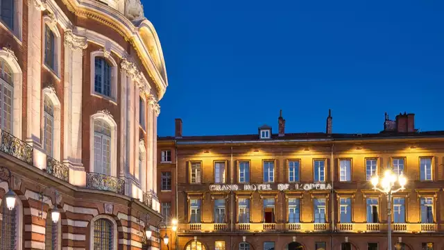 Week-end romantique avec champagne à Toulouse sur la place du Capitole