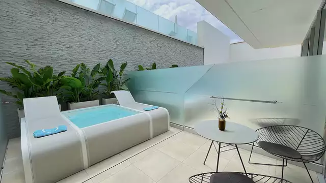 Luxe sur la côte du Salento, dans les Pouilles, dans une chambre avec mini-piscine privée