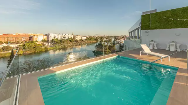 Escápate a Sevilla en este hotel céntrico, recién renovado, con desayuno y piscina
