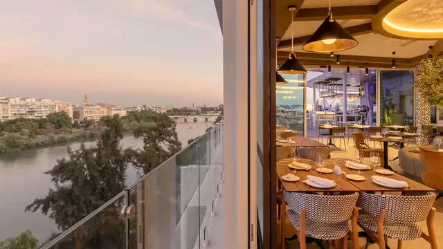 Escápate a Sevilla en este hotel céntrico, recién renovado, con desayuno y piscina