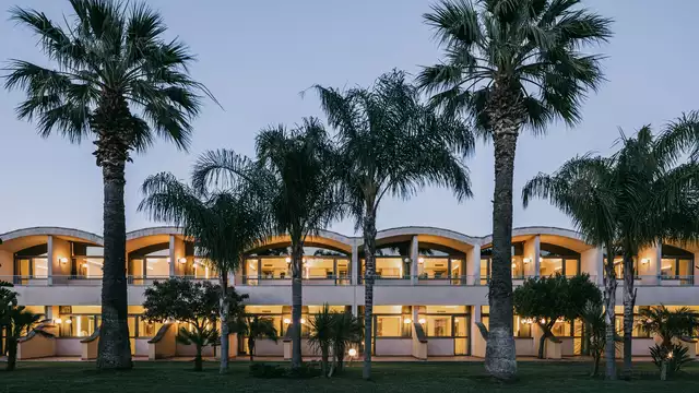 Resort in Sciacca, Sicilië, omgeven door olijfbomen en vlakbij het strand, all-inclusive