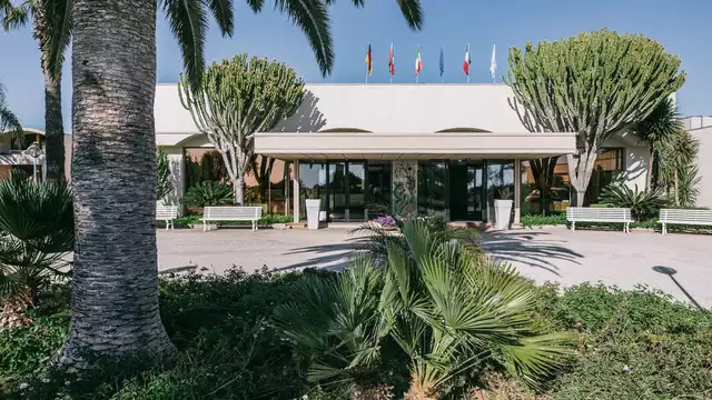 Resort in Sciacca, Sicilië, omgeven door olijfbomen en vlakbij het strand, all-inclusive