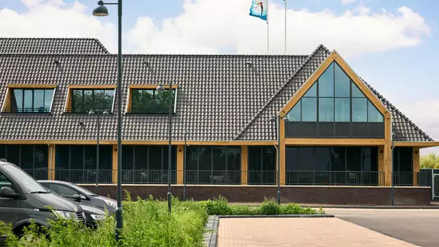 Sumérjanse los tres en la tradición de Volendam, incluyendo foto, cena y alojamiento