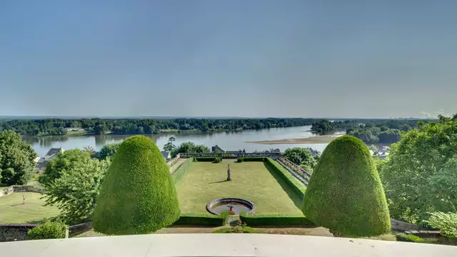 Séjour en suite romantique dans la tour du château de Candes