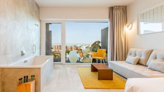 Lusso, relax e gastronomia con vista sul mare nella Leiro Suite, con cena, accesso alla spa e dettagli VIP