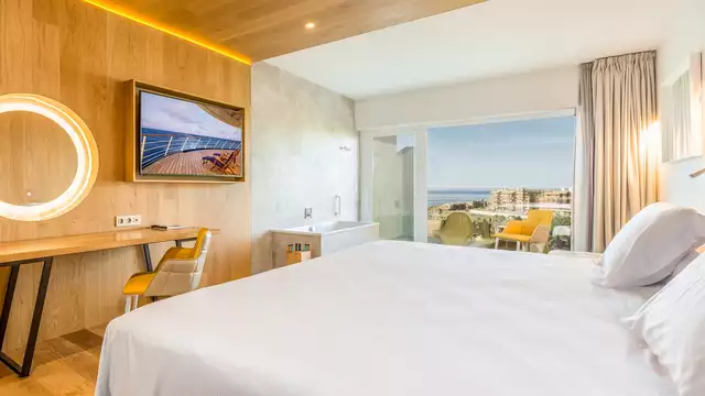 Luxe, détente et gastronomie avec vue sur la mer dans la Leiro Suite, avec dîner, accès au spa et détails VIP